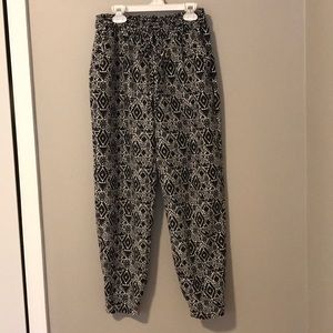 Patterned pants. Polyester.